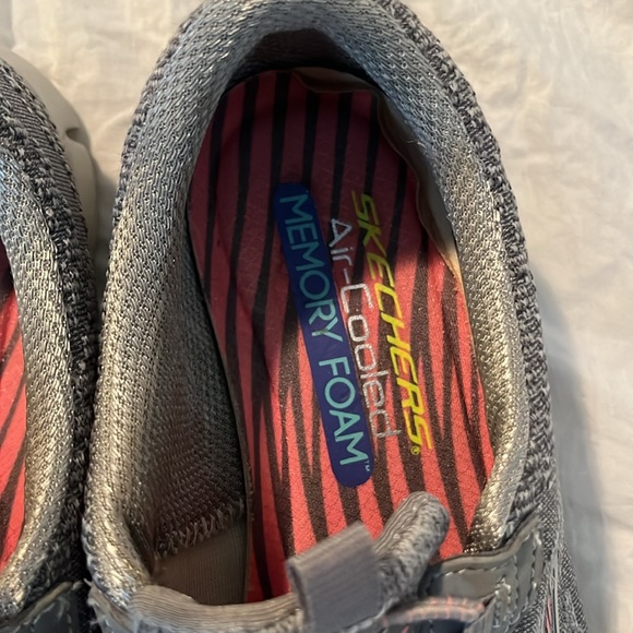 Skechers ladies Memory Foam slip on sneakers Gray w/ pink Sz 7 s/n22758TX EUC - Picture 4 of 7